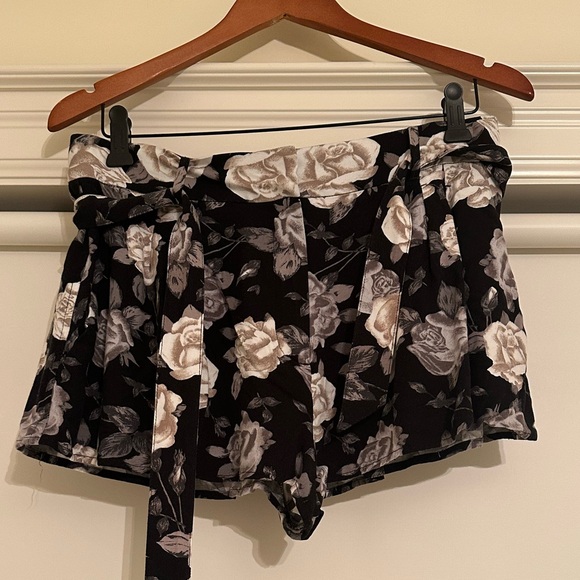 Aritzia Shorts Size 8 - Picture 2 of 2